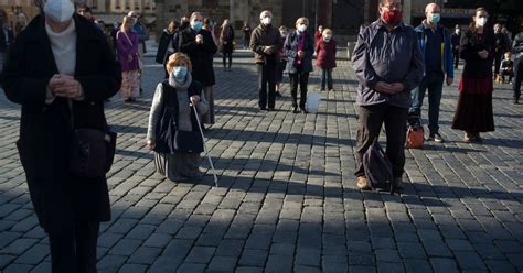 Record De Nouveaux Cas En France Couvre Feu En Espagne Le Point Sur