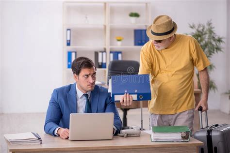 Jefe Masculino Viejo Y Joven Empleado En El Concepto De Vacaciones De