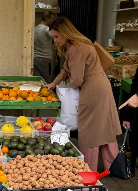 Foto nga paparazzi Nënë e 3 fëmijëve Jorida Tabaku nuk harron detyrat