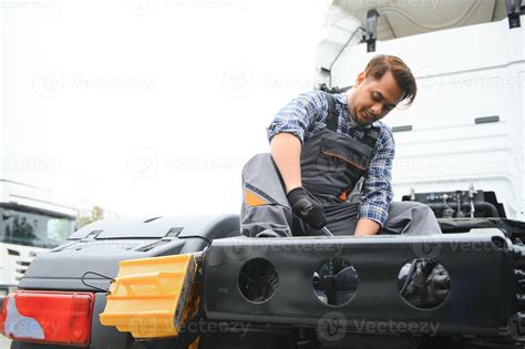 hombre en uniforme camión reparar coche Funcionamiento defectuoso