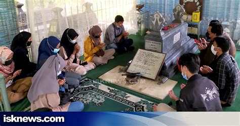 Peringati HPN Jurnalis Kudus Ziarah Ke Makam Sosrokartono Wartawan