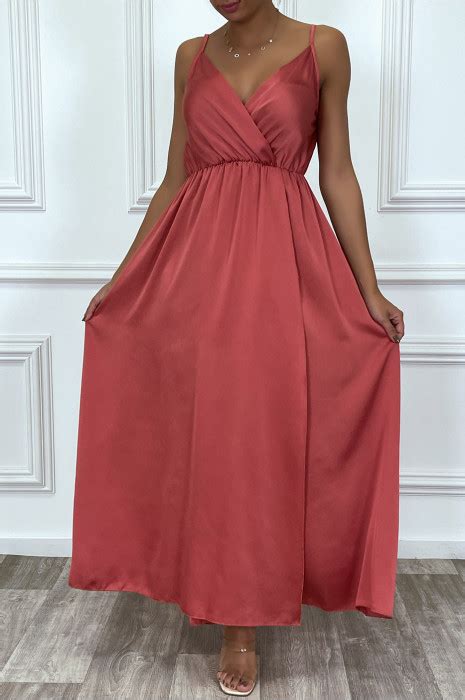 Robe satin cache coeur longue fluide rose foncé à bretelles fines avec