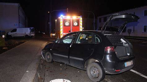 Betrunkener F Hrt Gegen Geparktes Auto