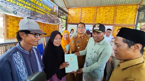 Sertifikat Huntap Poi Diserahkan Kades Dan Warga Ucapkan Terimakasih