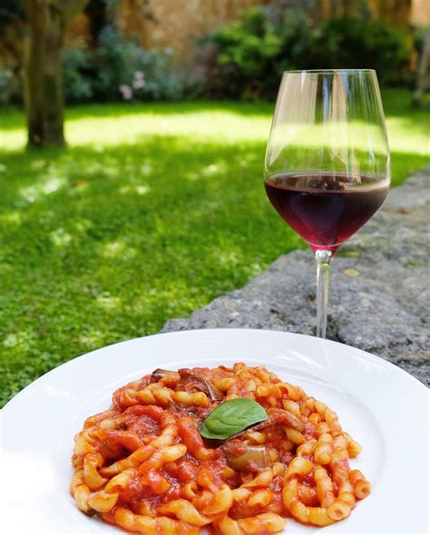 Italian Dining Etiquette: Do's and Don'ts