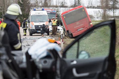 Ein Toter Und Mehrere Verletzte Nach Schulbus Unfall