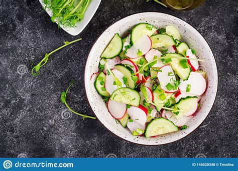 R Bano De Las Verduras Frescas Y Ensalada Del Pepino Con Las Cebollas