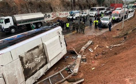 Vuelca camión de transporte público en la México Pachuca no hubo