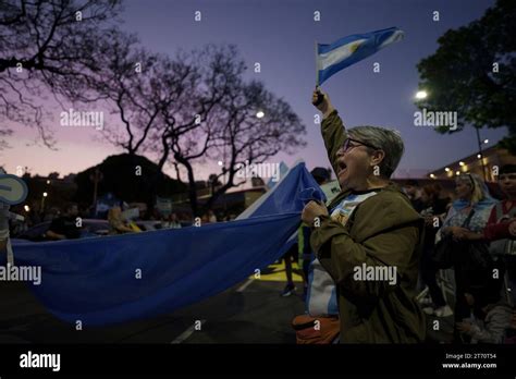 BUENOS AIRES ARGENTINA 12 DE NOVIEMBRE Simpatizantes Del Candidato