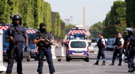 Paris Un Policier Attaqu Au Couteau Lagresseur Gri Vement Bless