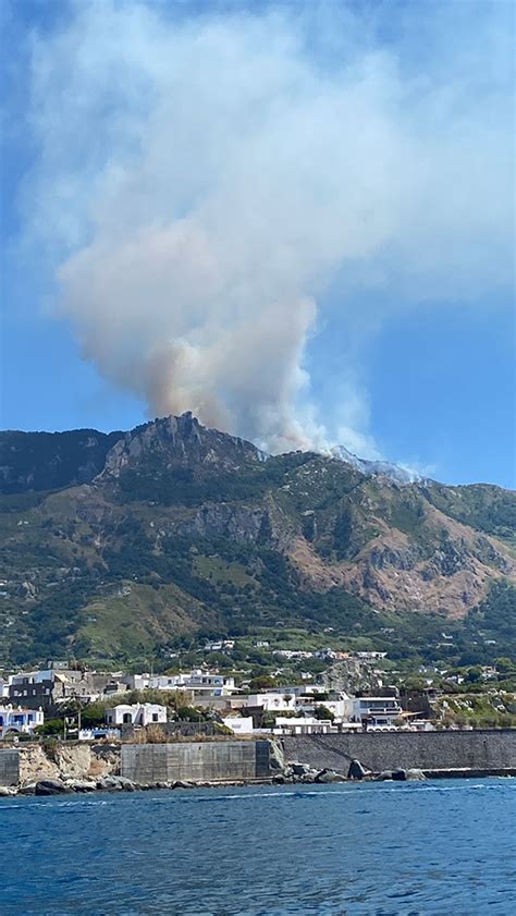 Vasto Incendio Sul Monte Epomeo A Ischia Arriva Il Secondo Elicottero