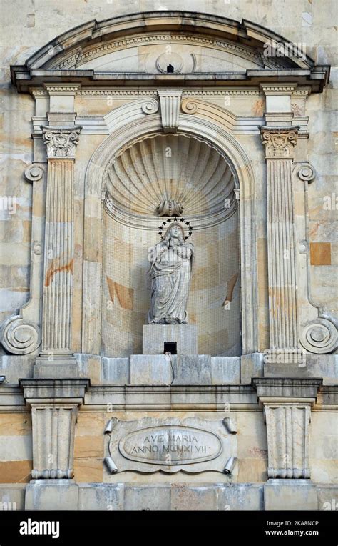 Estatua De Nuestra Se Ora En La Fachada De La Catedral De Bogot