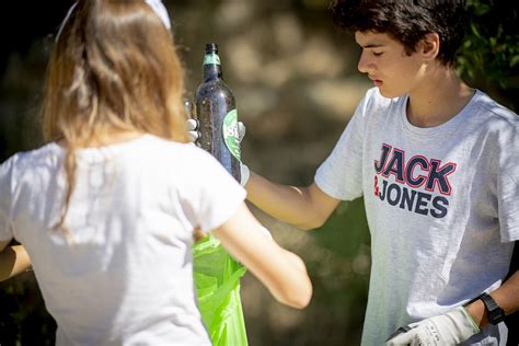 Unos Voluntarios Retiran Basuraleza De M S De Espacios