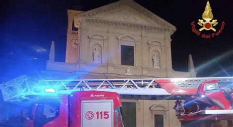 Si Arrampica Sul Tetto Del Duomo Di Saronno E Scompare Poi La Scoperta