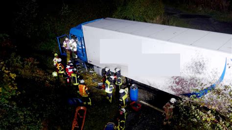 Lkw Fahrer Bei Unfall Auf A Verletzt