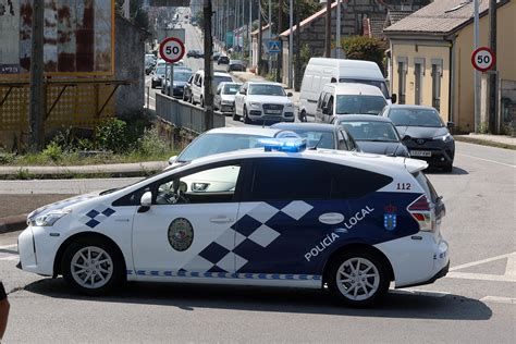 Deja Su Coche En La Calzada Y Propina Un Pu Etazo A Un Polic A Local De