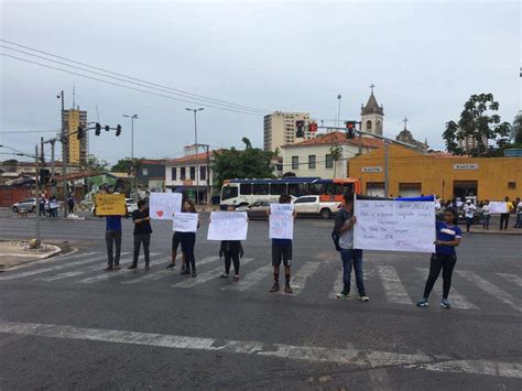 Alunos E Professores Protestam Contra Fechamento De Escola Estadual Em