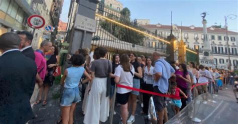 Riapre La Feltrinelli In Piazza Dei Martiri A Napoli Ore Di Fila Per