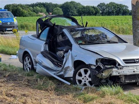 T Dlicher Unfall J Hrige Kracht Mit Auto Gegen Baum