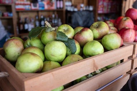 Caja de lotes de manzana para la producción de sidra Foto Premium