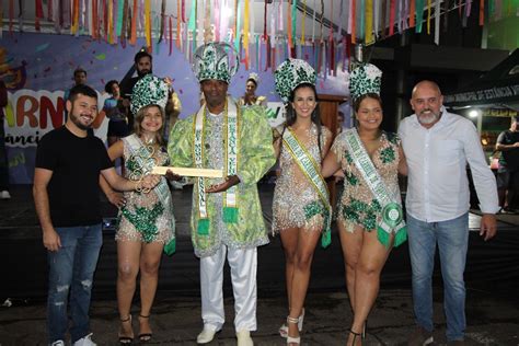 Alegria e diversão marcam desfile das escolas de samba e entidades de