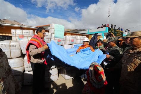 Jefe de Estado Martín Vizcarra inicia entrega de ayuda por heladas en