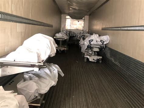 Orrore A New York Cadaveri In Camion Frigo Da Aprile Sono Morti