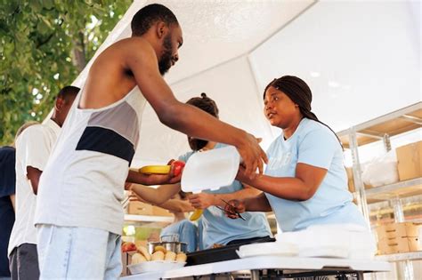 Premium Photo Young Black Woman Helping The Needy Through Food