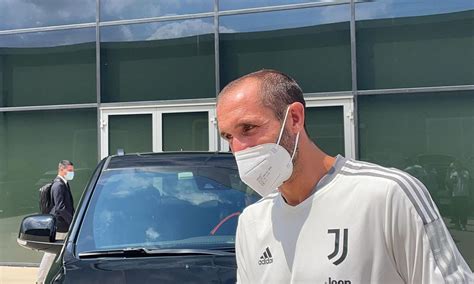 Juve Chiellini Ospite In Ritiro Abbraccio Con Bremer Video