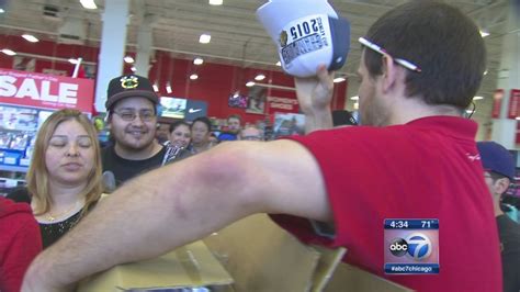 VIDEO: Blackhawks fans rush to buy team merchandise - ABC7 Chicago