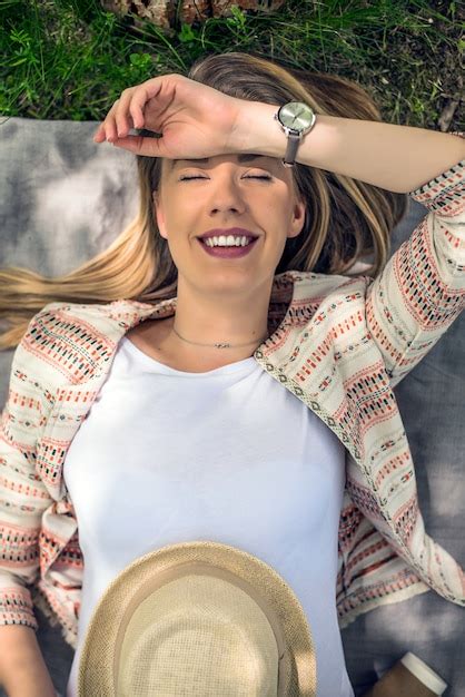 Belle Femme Souriante Allongée Sur Une Herbe En Plein Air Elle Est