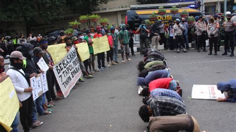 Mahasiswa Papua Demonstrasi Saat Wabah Corona Polisi Disemprot Disinfektan