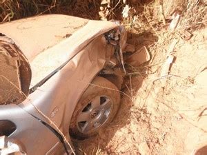 G1 Carro cai em buraco e três pessoas ficam feridas em Manduri