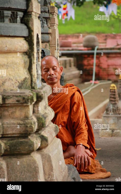 Thai Buddhist Monk Bodhgaya Hi Res Stock Photography And Images Alamy