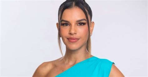 Mariana Rios exibe cintura finíssima look brilhante para reta final