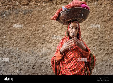 Mujer Africana Llevar Carga En La Cabeza Fotograf As E Im Genes De Alta