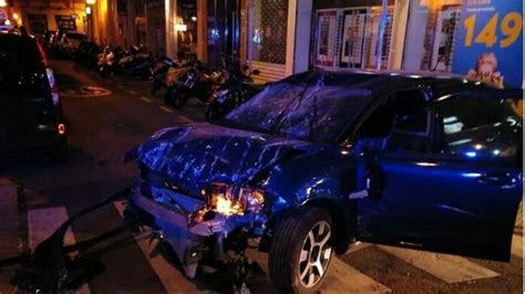 Un Conductor Borracho Empotra Su Coche En Una Sucursal De CaixaBanks