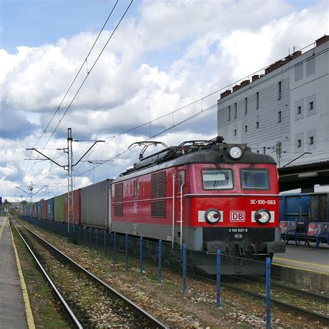 Pociągi towarowe przemykają przez stację Kielce Kolejowe Kielce