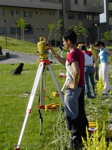 Alumnos de Topografía realizan prácticas