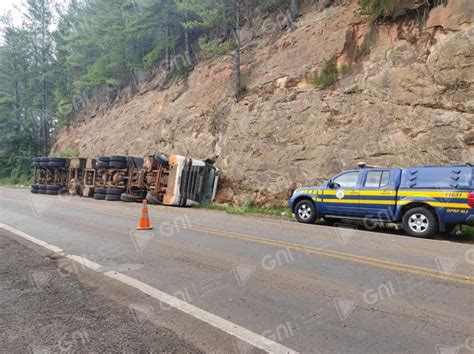 Geral Aten O Tr Nsito Em Meia Pista Em Raz O De Carreta Tombada Na