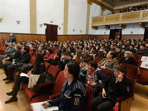 800 de elevi de la Colegiul Național Eudoxiu Hurmuzachi au participat