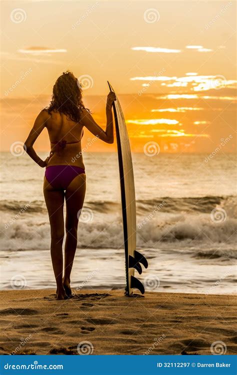 Frauen Bikini Surfer U Surfbrett Sonnenuntergang Strand Stockbild