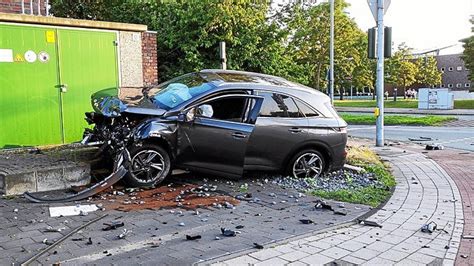 Feuerwehr Befreit Eingeklemmtes Unfallopfer Aus Auto