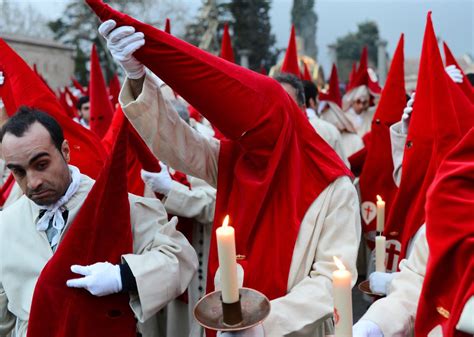 Existe alguna conexión entre las capuchas KKK y la tradición de Semana