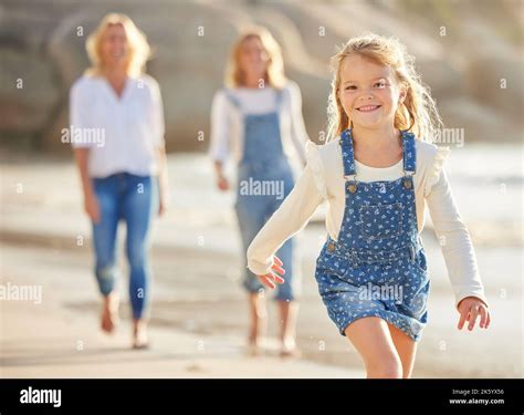 Portrait D Une Adorable Petite Fille En Train De Courir Et Souriant Sur