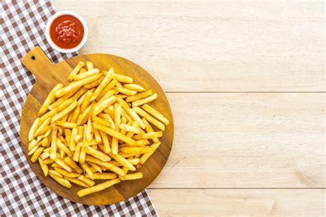 Papas Fritas Con Salsa De Tomate O Salsa De Tomate Foto Gratis