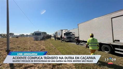 Acidente entre três carretas e moto causa congestionamento na Dutra em