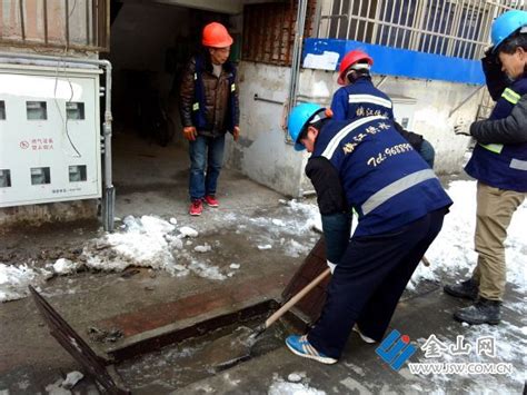 天寒地冻，抢修人员带水作业中国镇江金山网 国家一类新闻网站