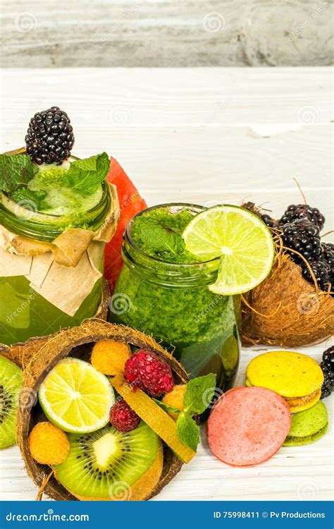 Batidos Verdes E Vermelhos Em Um Frasco Cal Imagem De Stock