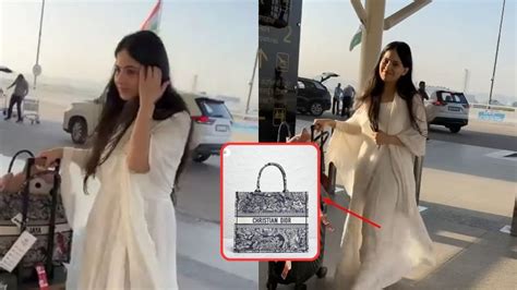 Jaya Kishori Airport Video Goes Viral Users Shocked To See Dior Bag